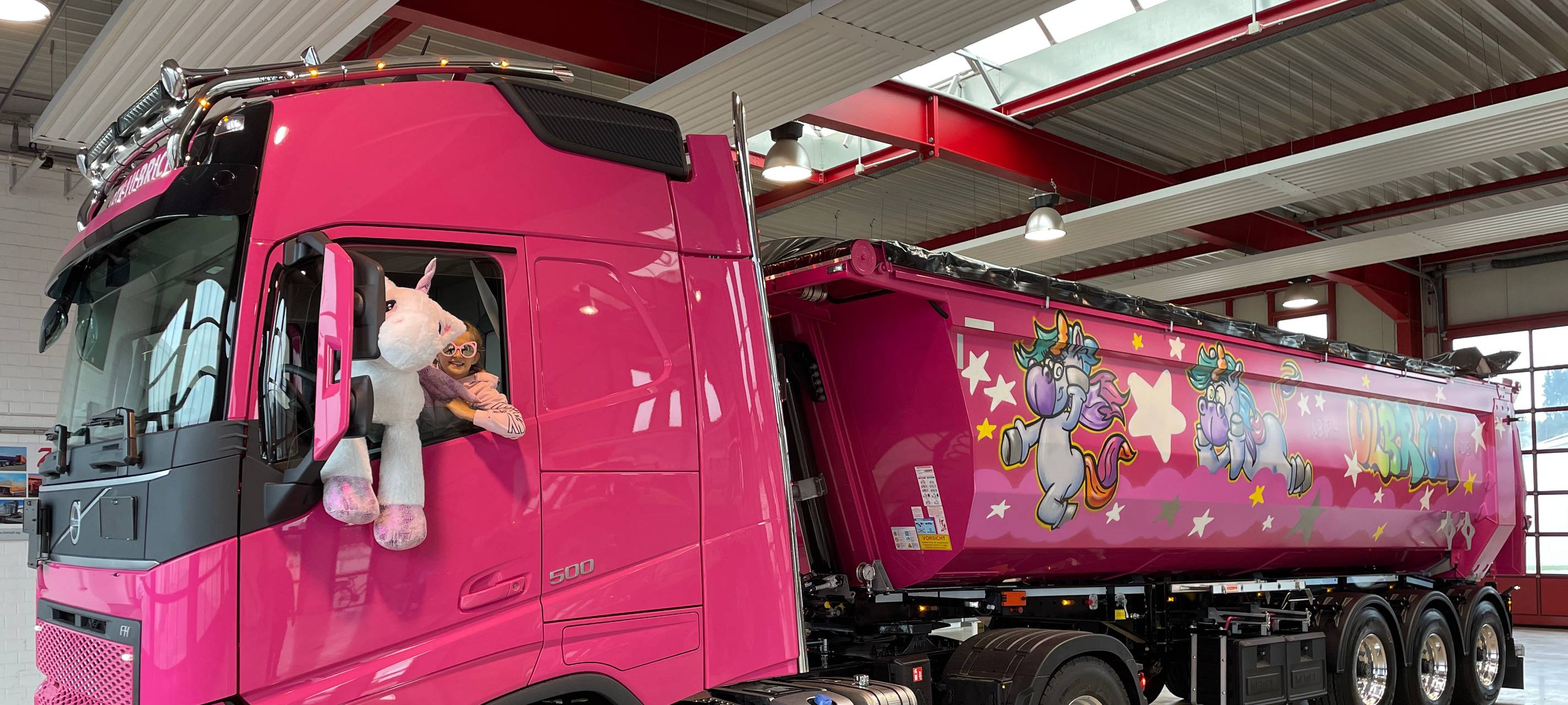 "Pink Panther-LKW": Fahrer aus Werdohl fährt ihn mit Stolz