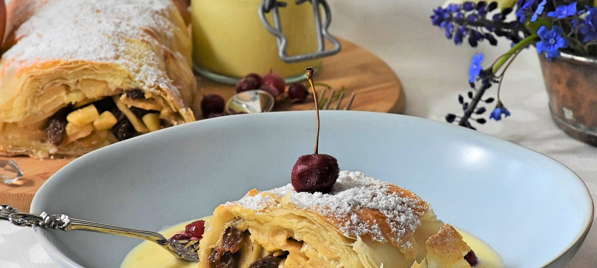 Dieb stiehlt Apfelstrudel aus dem Schaufenster
