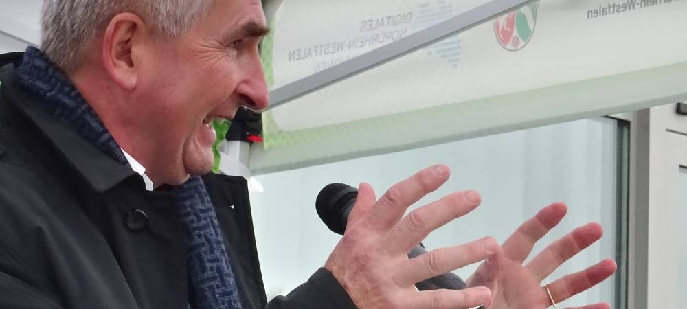 Wirtschaftminister Pinkwart eröffnet a-BUS