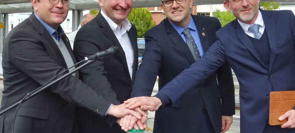 Wirtschaftminister Pinkwart eröffnet a-BUS