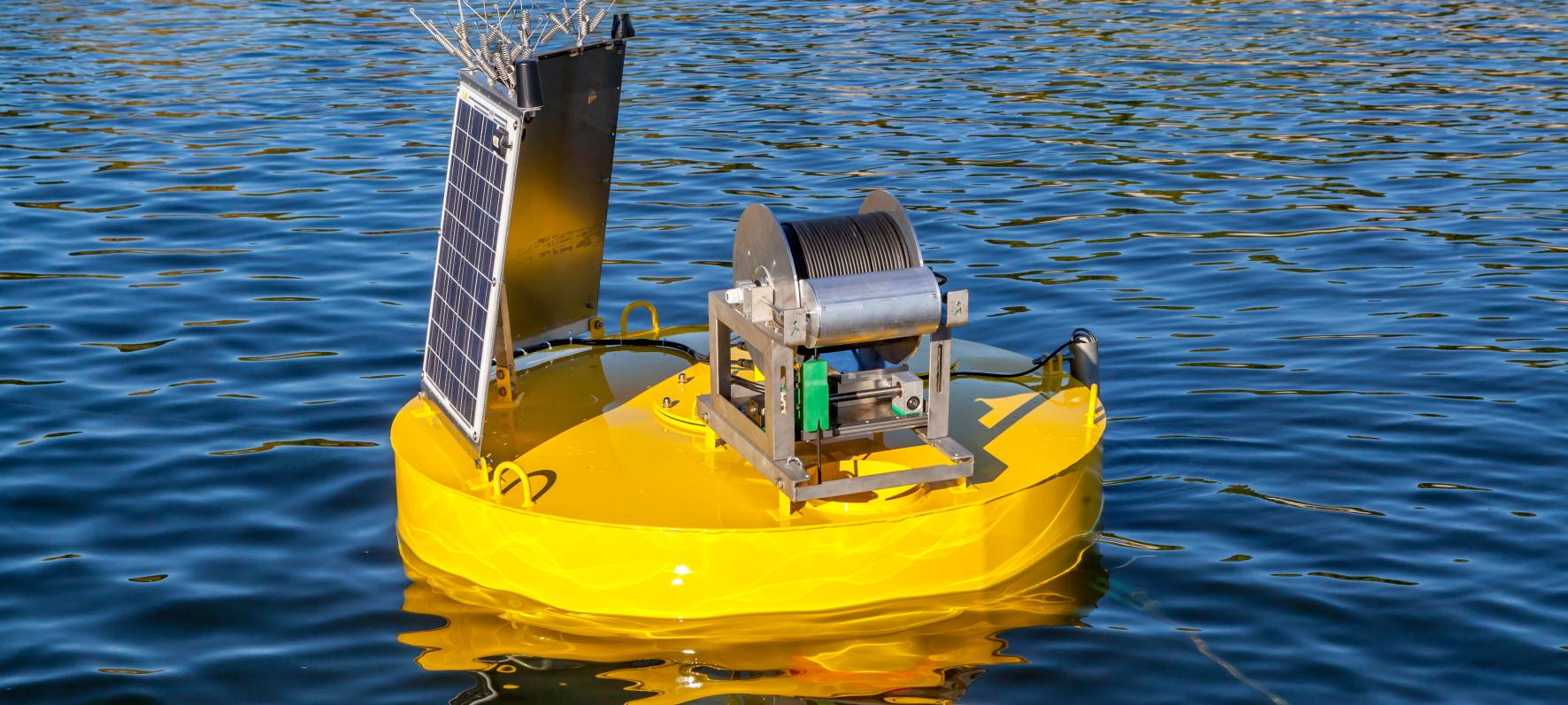 Profilerboje erkundet den Möhnesee