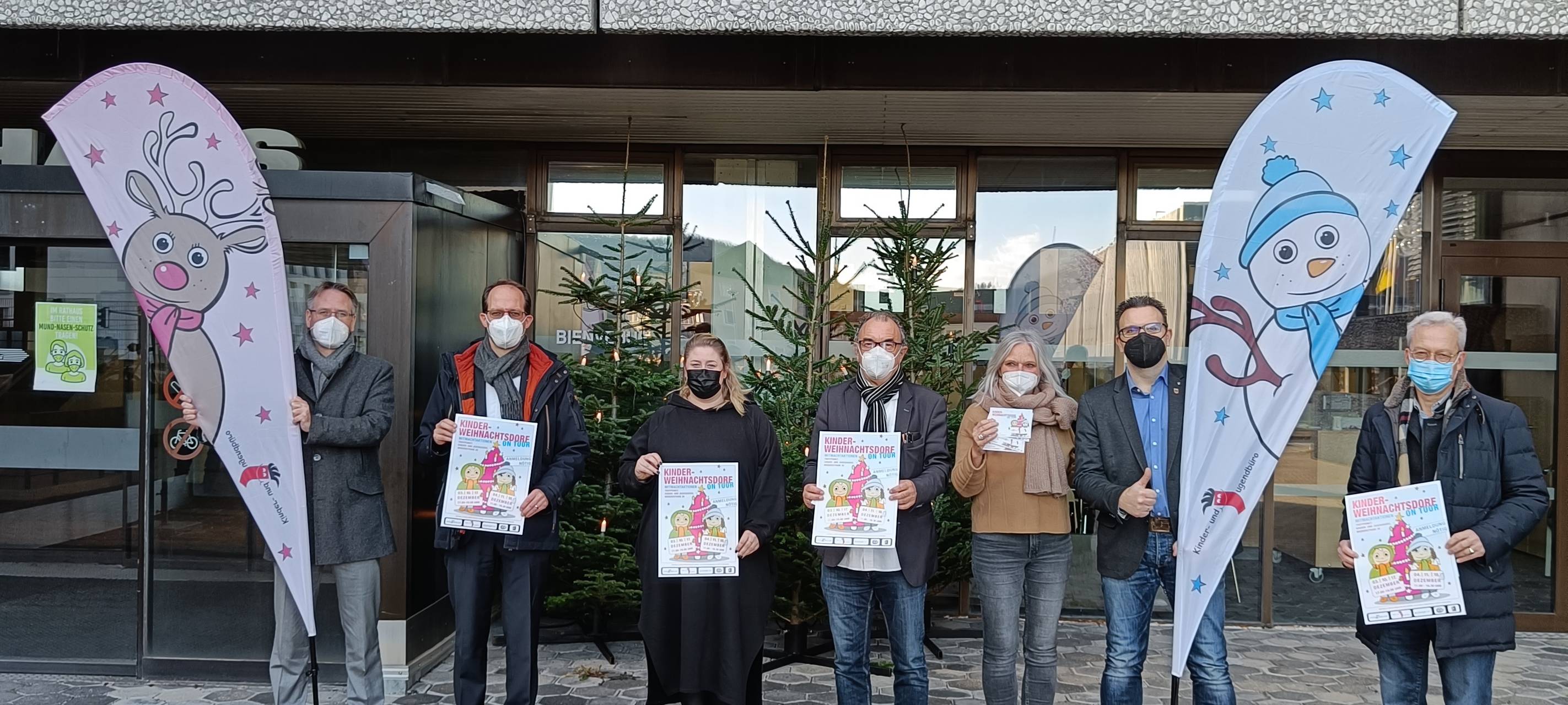 Veranstalter vorm Rathaus