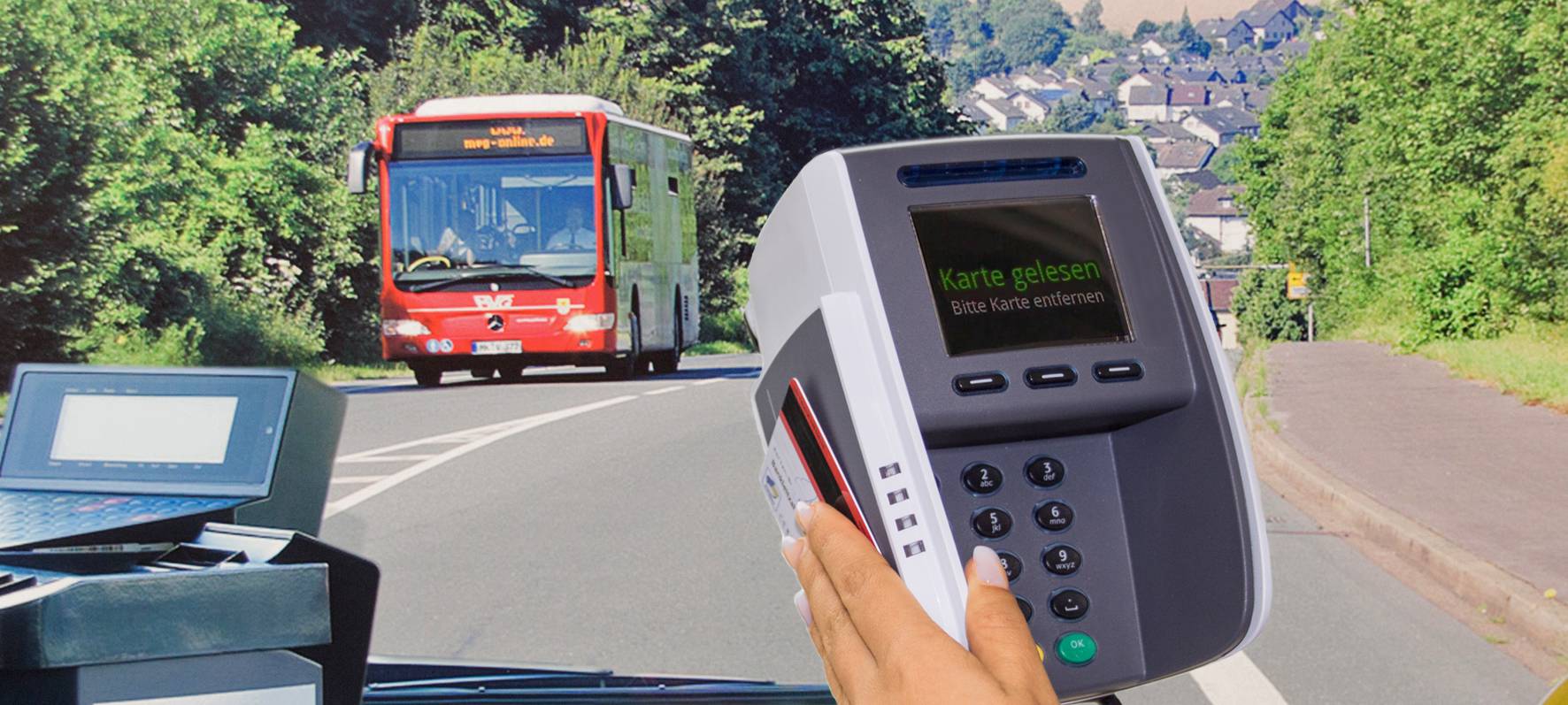 Kartenlesegerät vor Windschutzscheibe in einem Bus