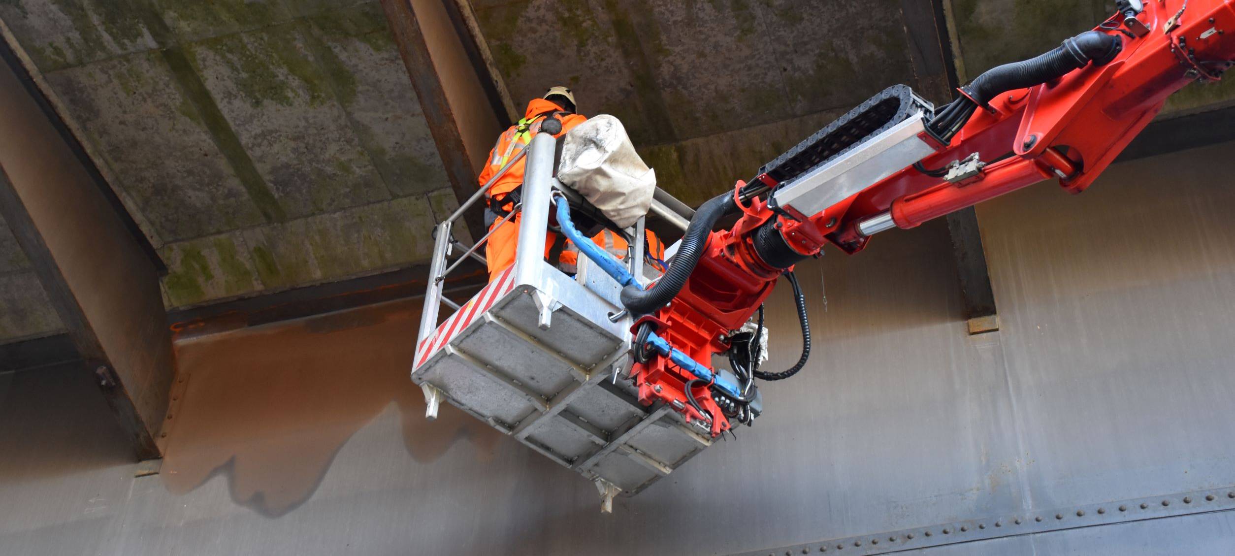 Mitarbeiter der Autobahn GmbH bei Untersuchungen unter der Rahmedetalbrücke
