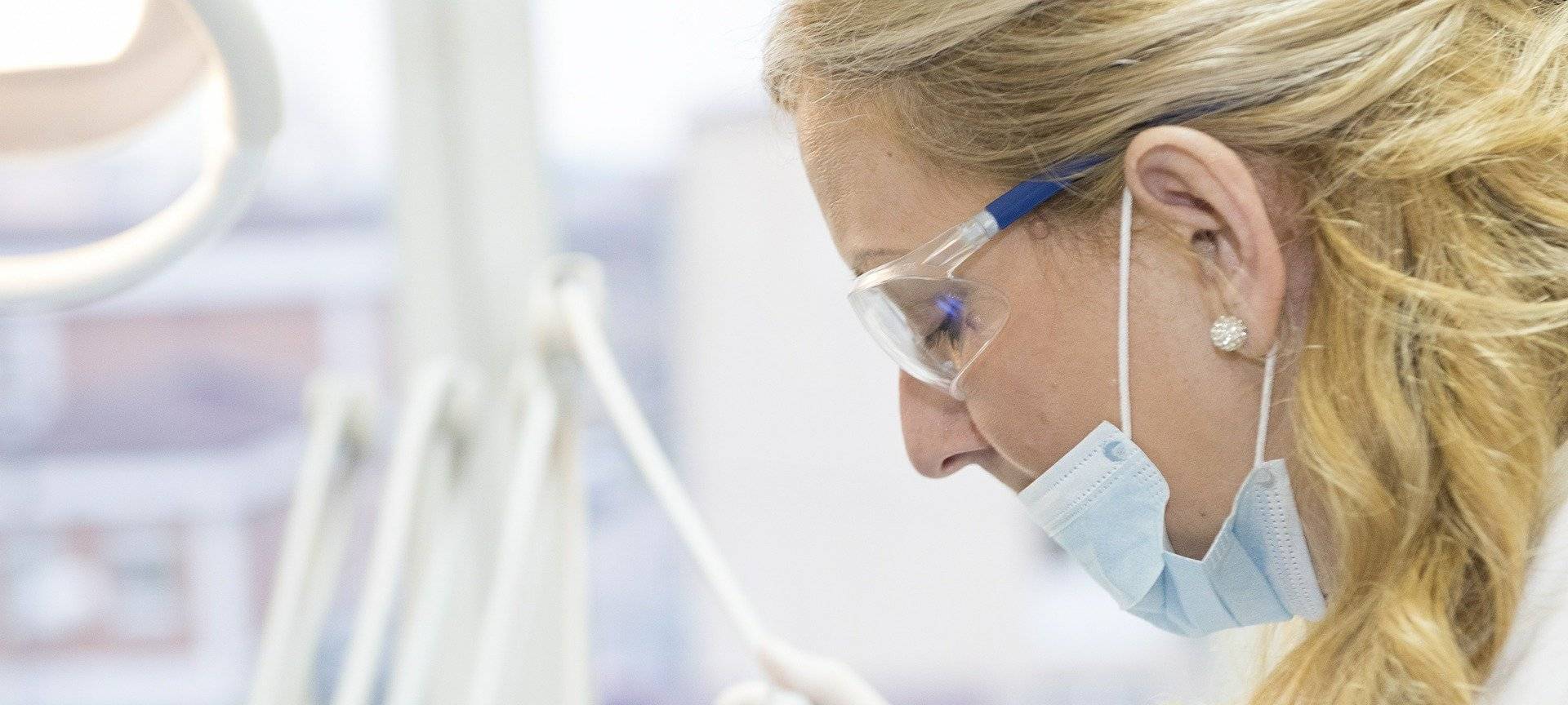 Zahnärztin bei der Behandlung