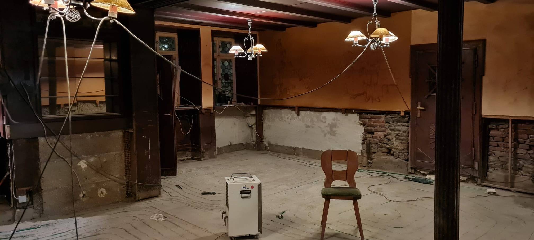 So sieht das Erdgeschoss aktuell aus - alles ist im Rohbau.