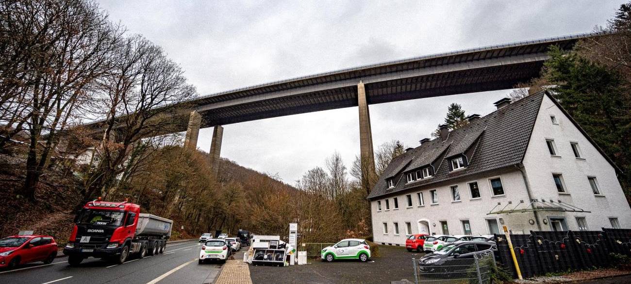 Mietshaus unter der A45-Brücke