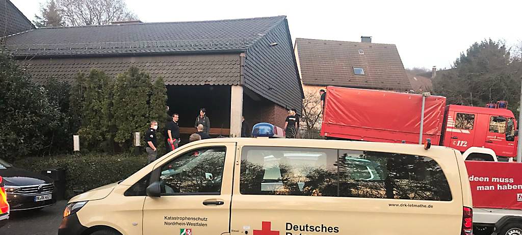 DRK Auto steht auf Prakplatz des Gemeindezentrums