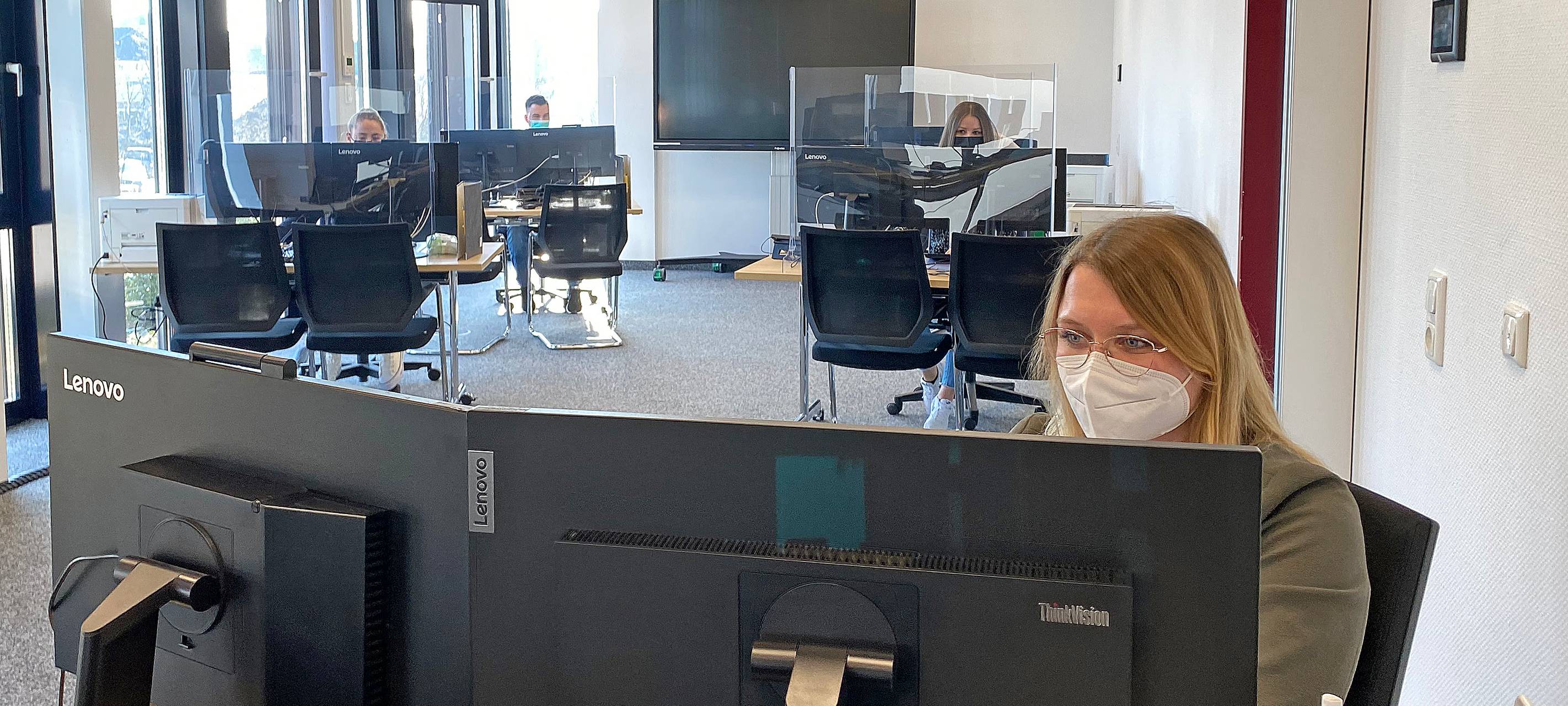 Frau sitzt im Kreishaus Lüdenscheid vor einem PC