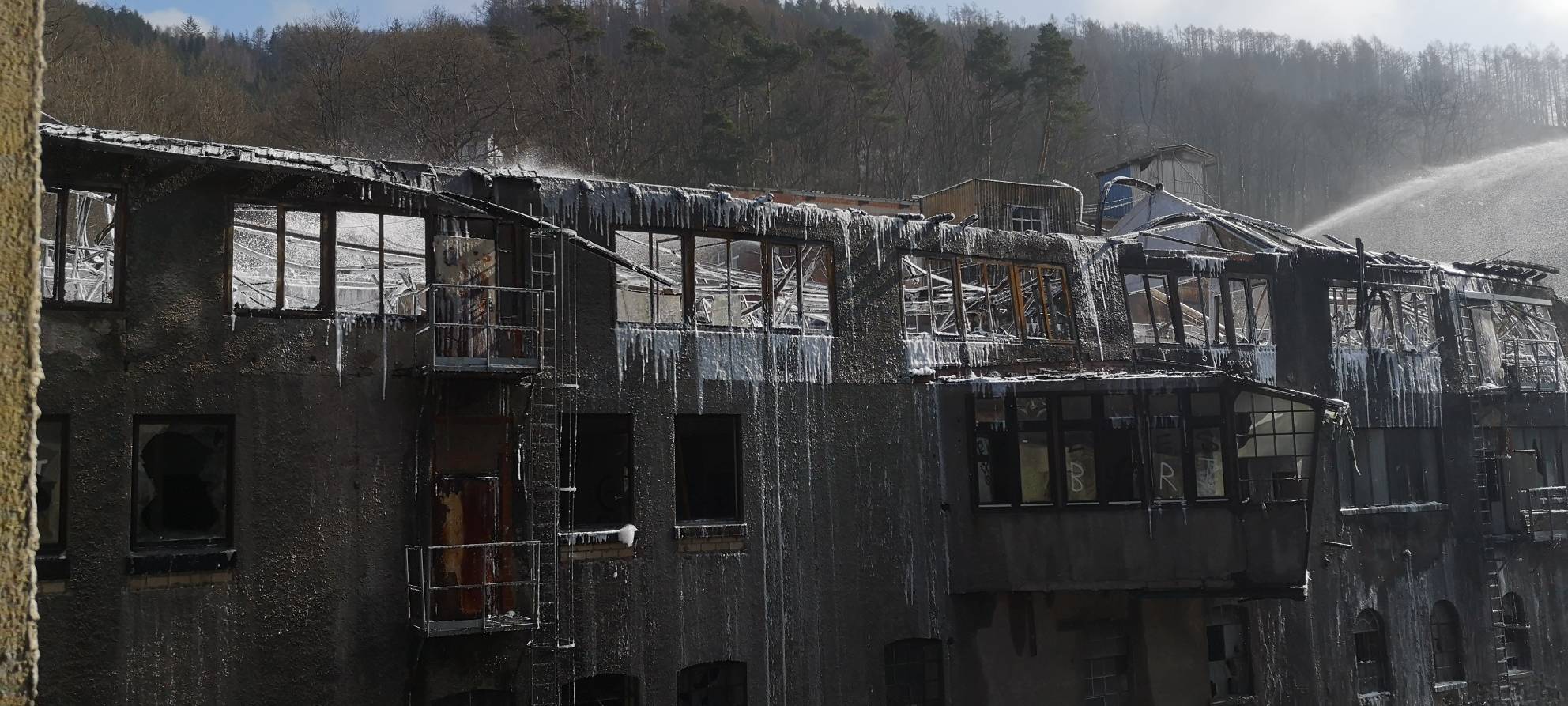 Brand in Altena qualmt wieder