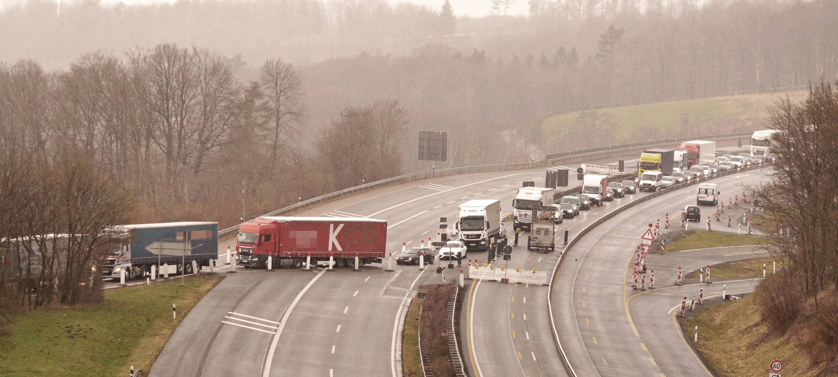 LKWs fahren von der gesperrten A45 ab