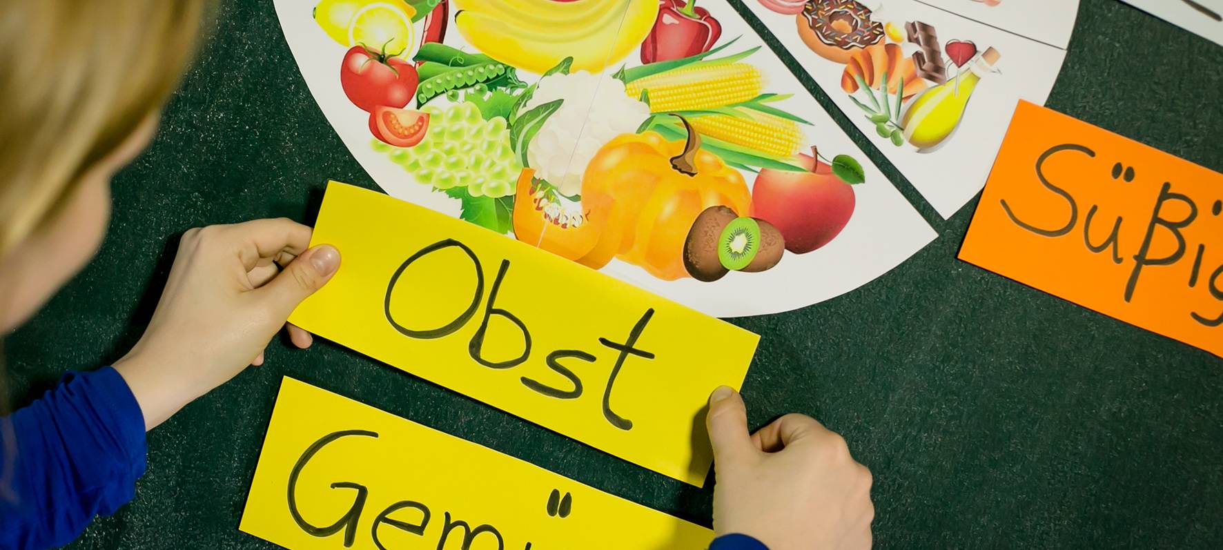 Kinder sortieren Schilder mit Obst und Gemüse