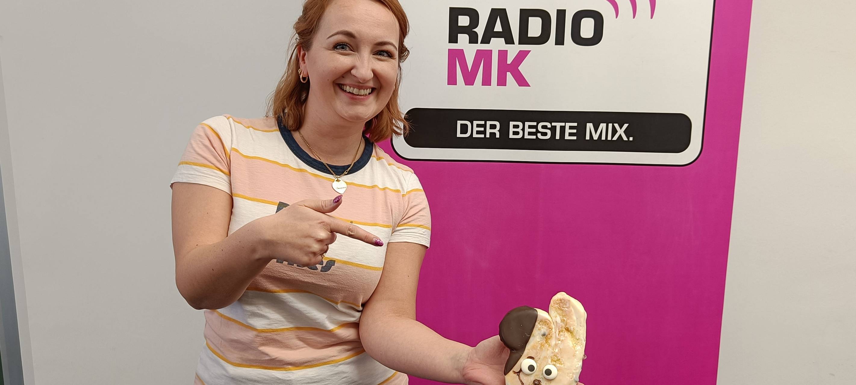 Jacky hält den Osterhasen in die Luft