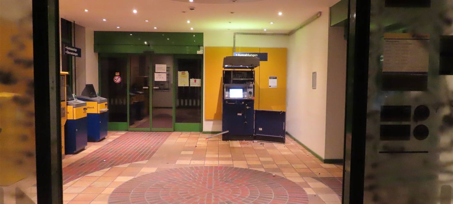 Geldautomat im Foyer einer Postfiliale