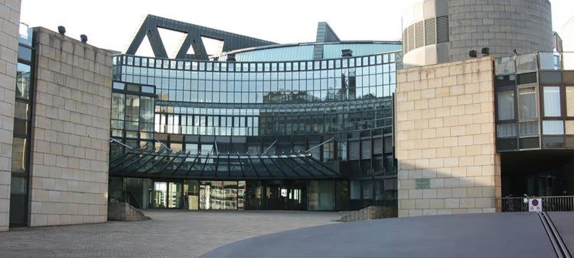 Der Haupteingang vom NRW Landtag