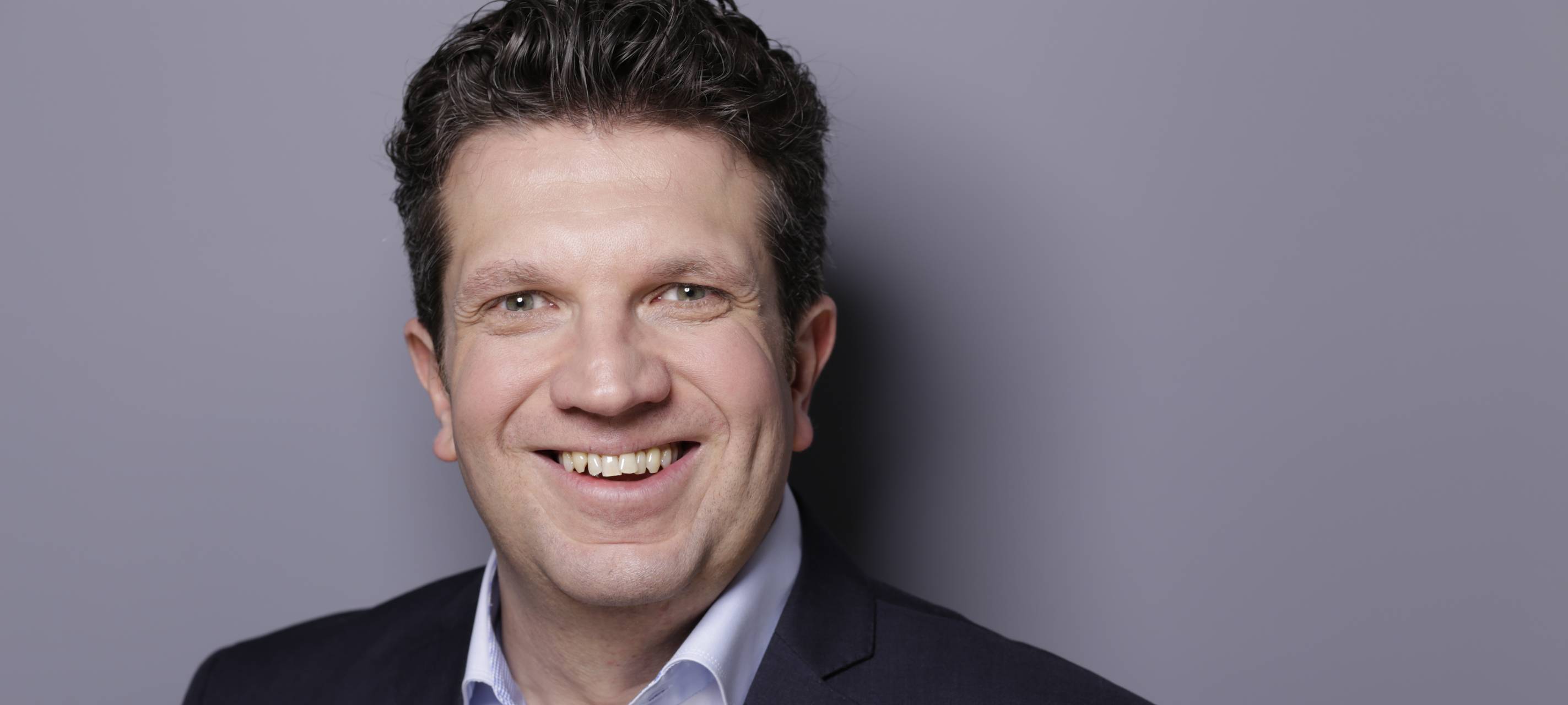 Ein Poträtfoto von Gordan Dudas, ein Mann mit braunen Haaren.