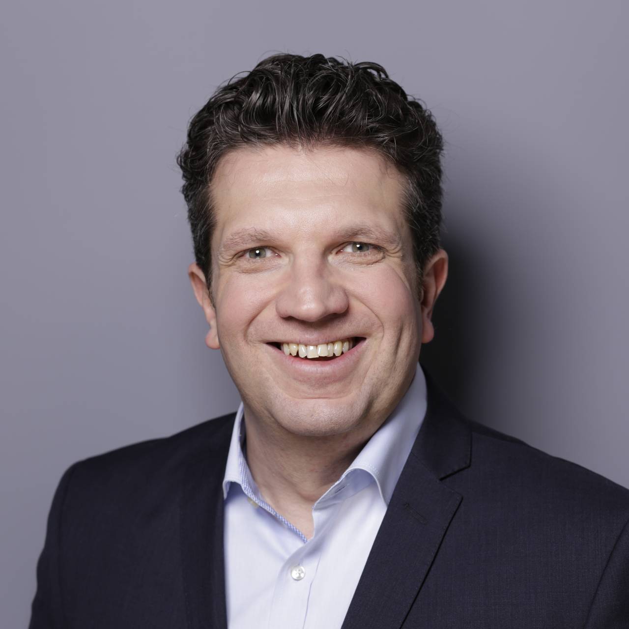 Ein Poträtfoto von Gordan Dudas, ein Mann mit braunen Haaren.