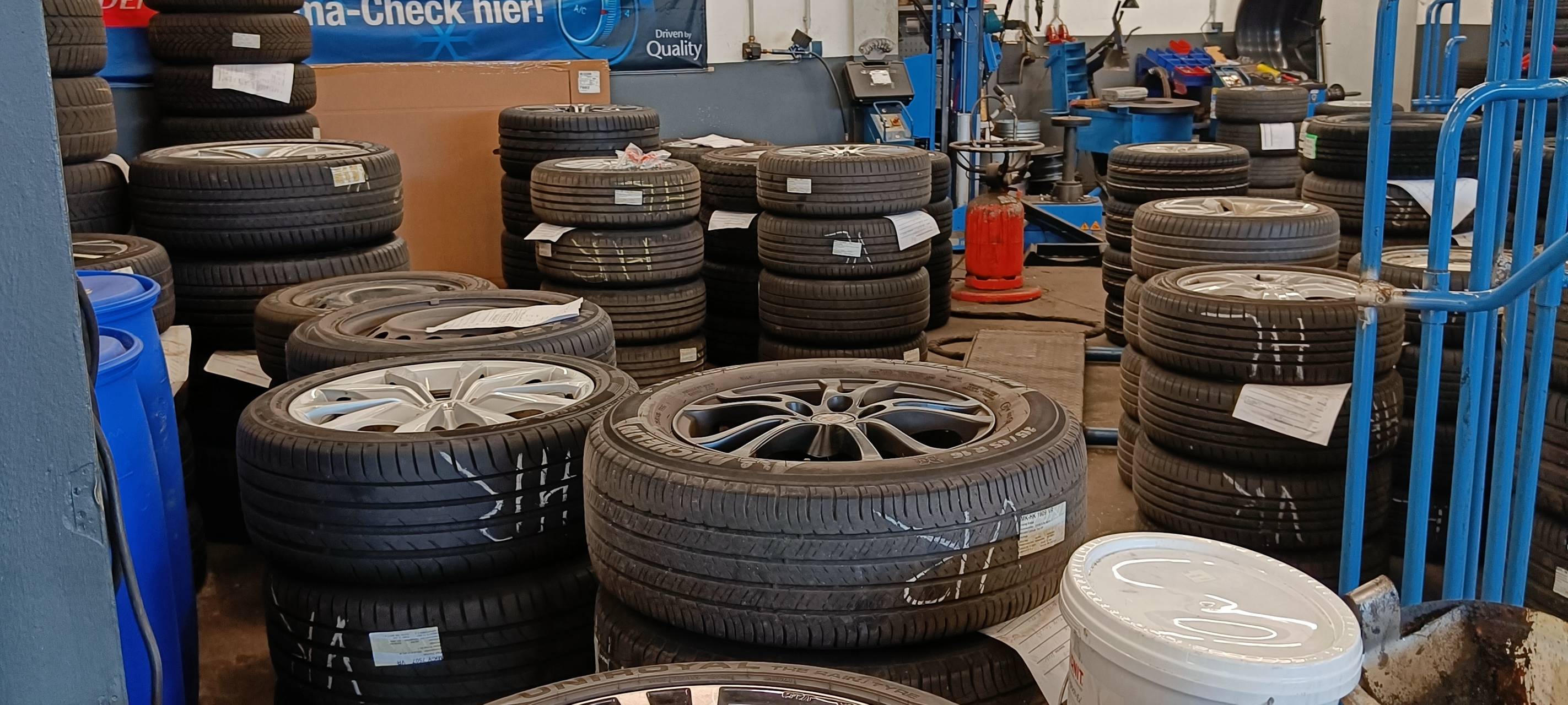Reifen liegen in einer Autowerkstatt übereinander