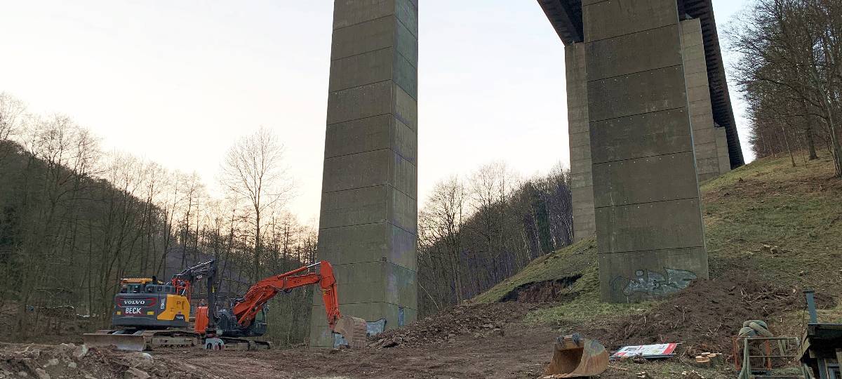 Baustelle Rahmedetalbrücke, von unten vor dem Brückenpfeiler fotografiert. Bagger vor Brückenpfeiler.