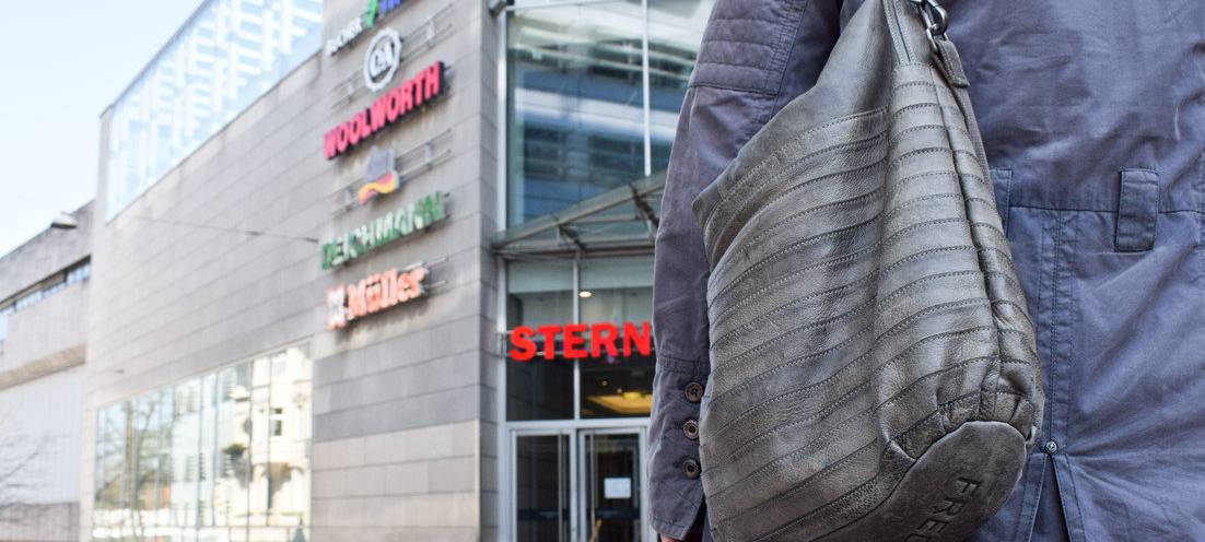 Eine Person steht mit Handtasche vor dem Sterncenter in Lüdenscheid