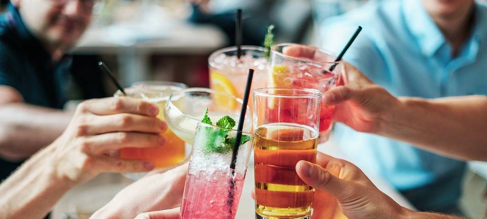 Anstoßen mit Cocktailgläsern