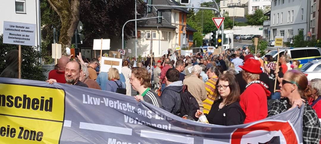 Demonstranten mit Banner in Lüdenscheid