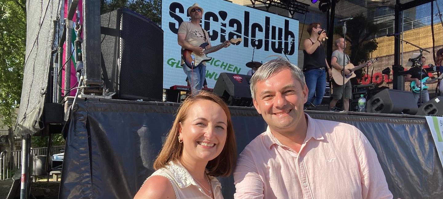 Radio MK Moderatoren-Team Markus Duda und Jacqueline Schlüsener vor der Bühne