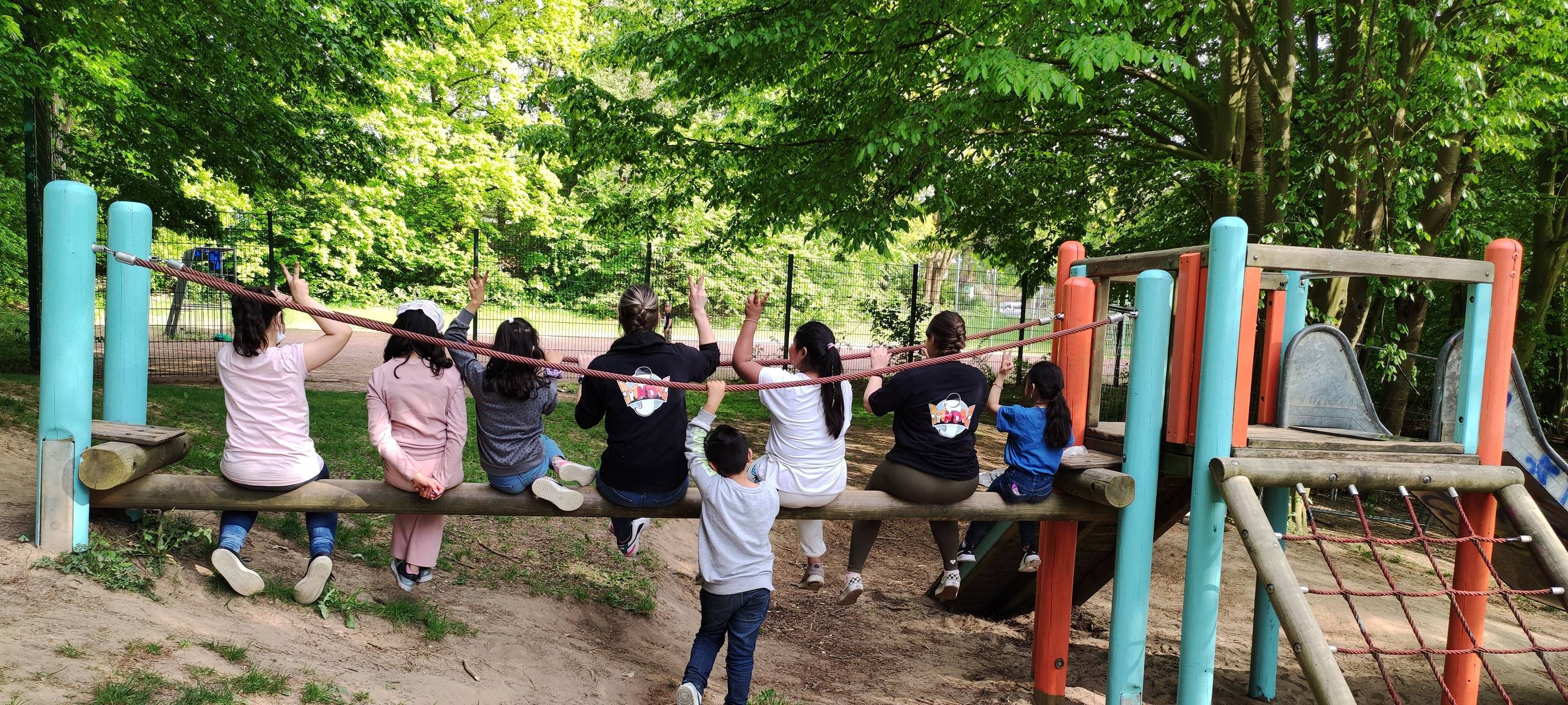 Kinder malen Spielgerät neu an