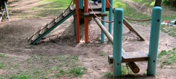 Kinder malen Spielgerät neu an