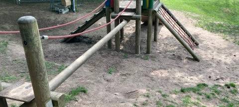 Kinder malen Spielgerät neu an