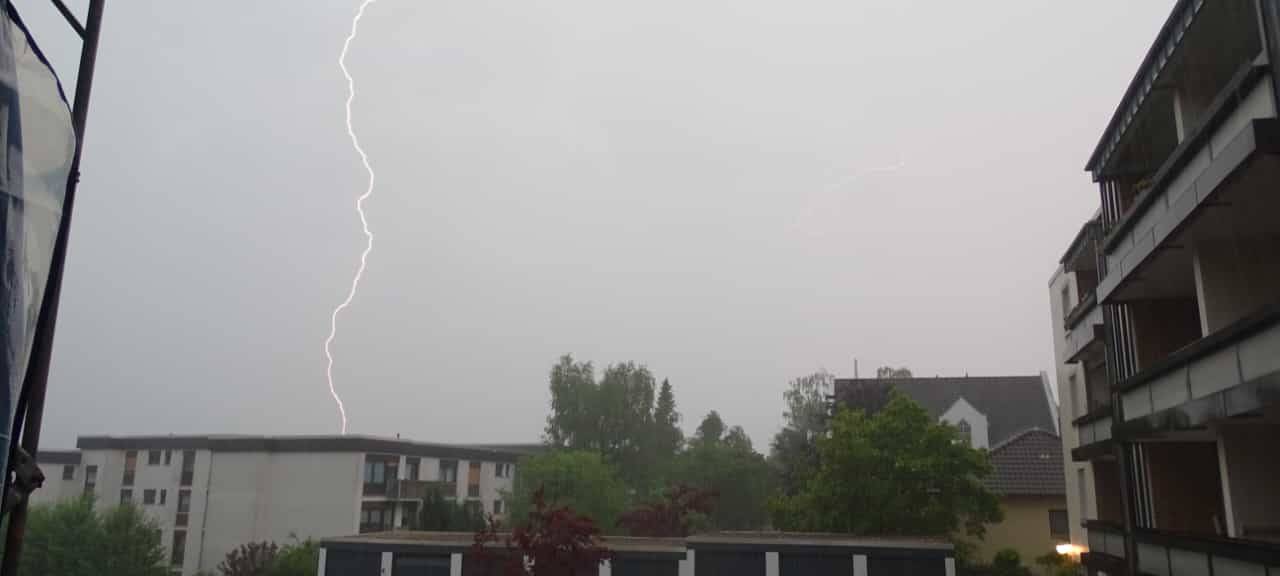 Blitz über Parkplatz