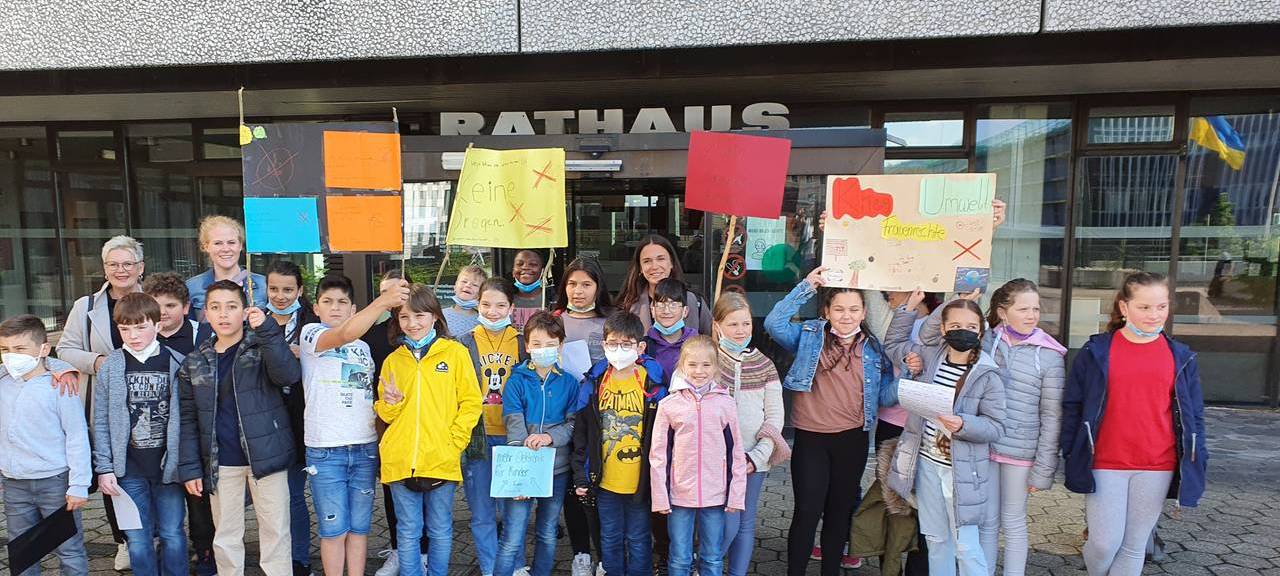 Gruppenbild Kinder mit Bürgermeister Joithe vor dem Iserlohner Rathaus