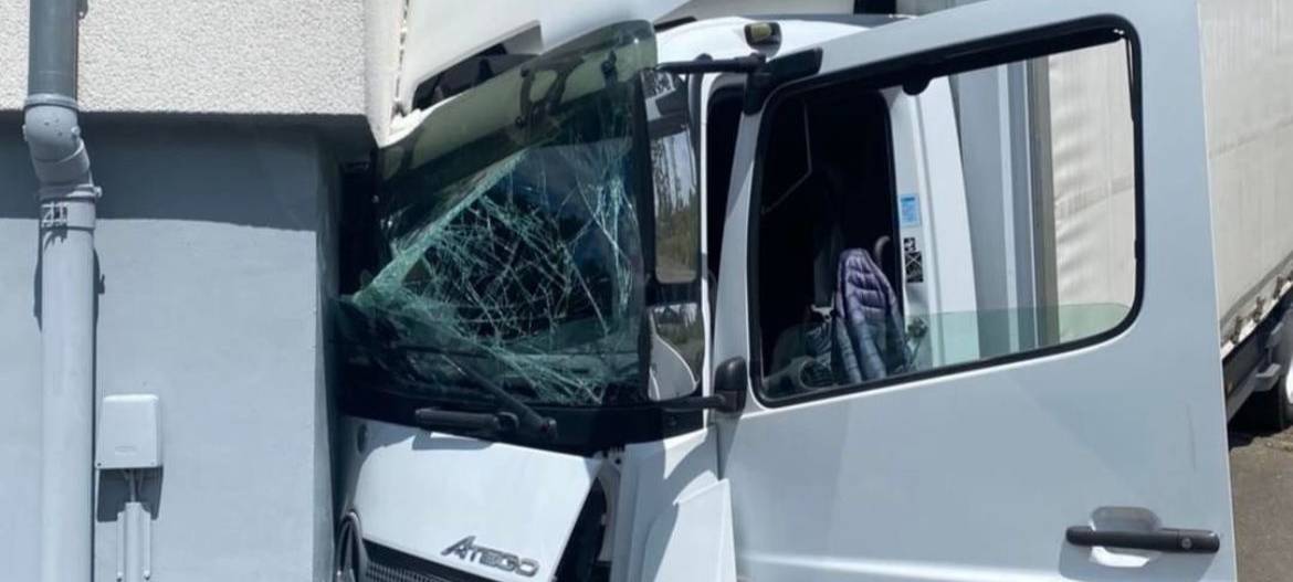 LKW rollt in Halver vor Hauswand