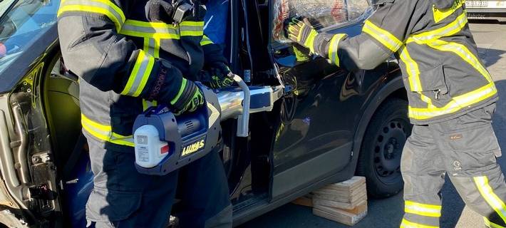 Die Feuerwehr steht um ein demoliertes Auto in Iserlohn