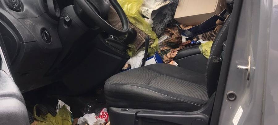 Zugemülltes Auto beschäftigt Polizei in Brügge