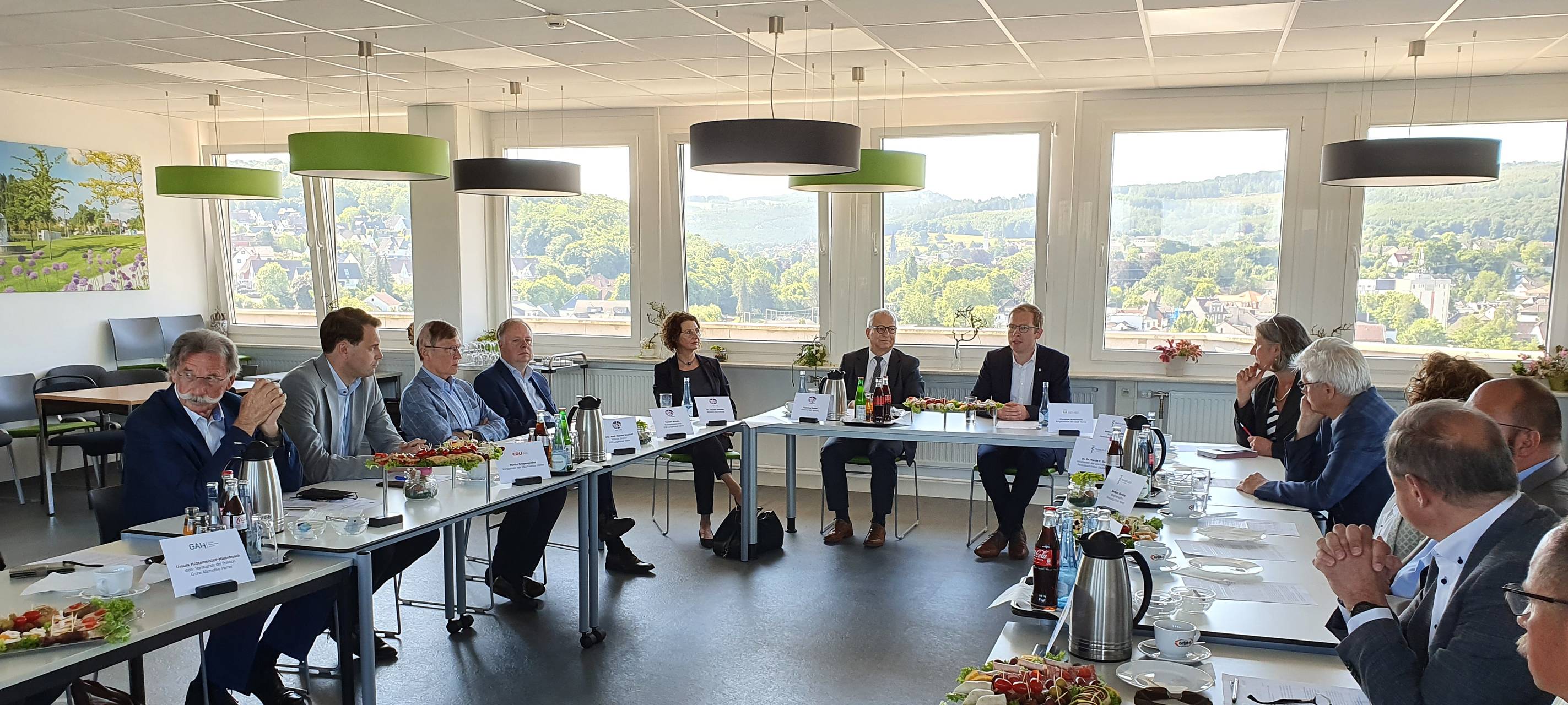 Verantwortlichen der Paracelsiusklinik Hemer sitzen an einem Tisch