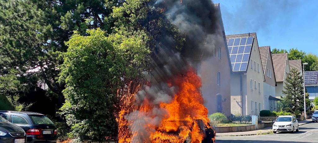 Auto brannte lichterloh in Iserlohn-Oestrich