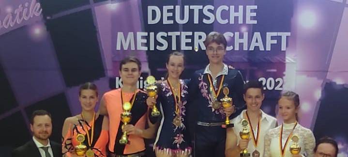 Die drei Iserlohner Gewinner mit ihren Trainern.