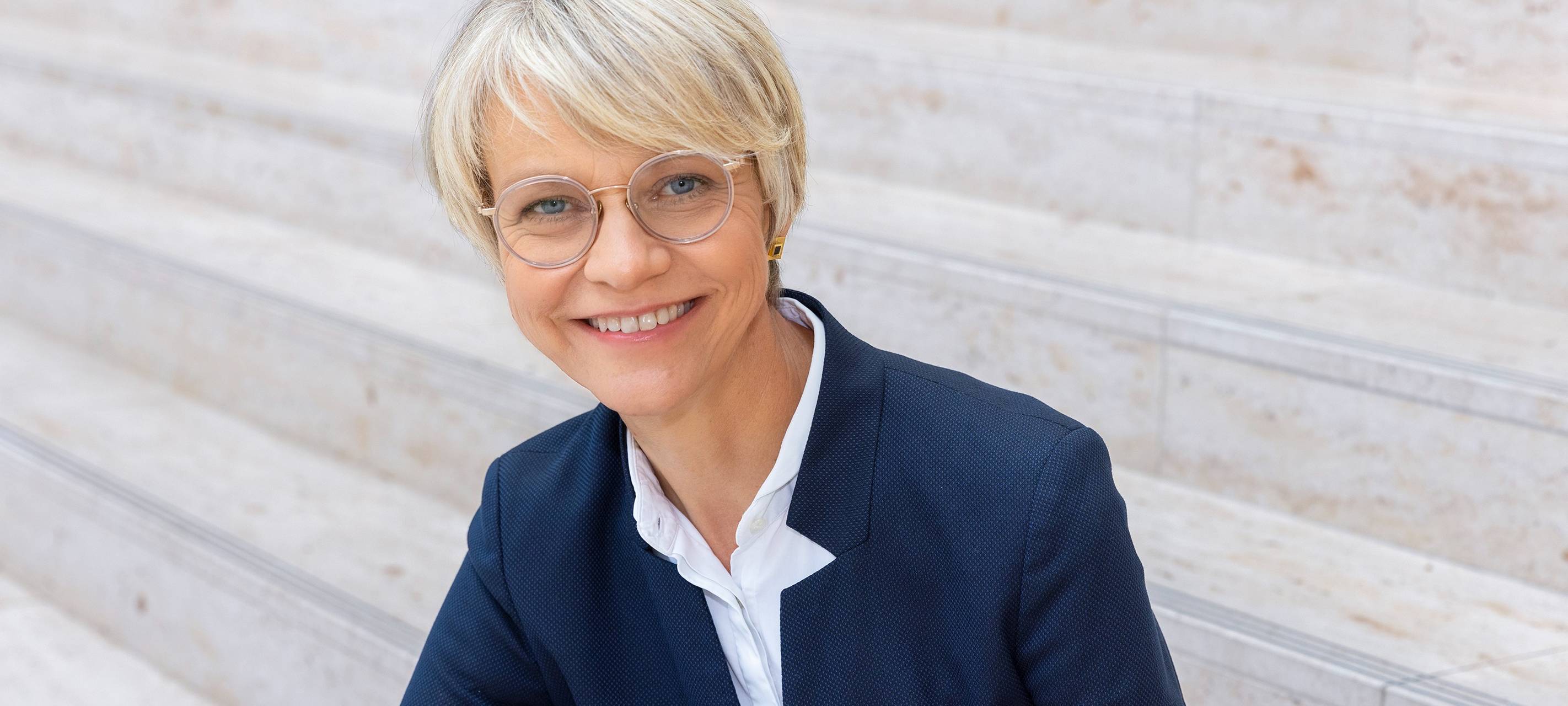 NRW-Schulministerin spricht mit Schülern in Menden