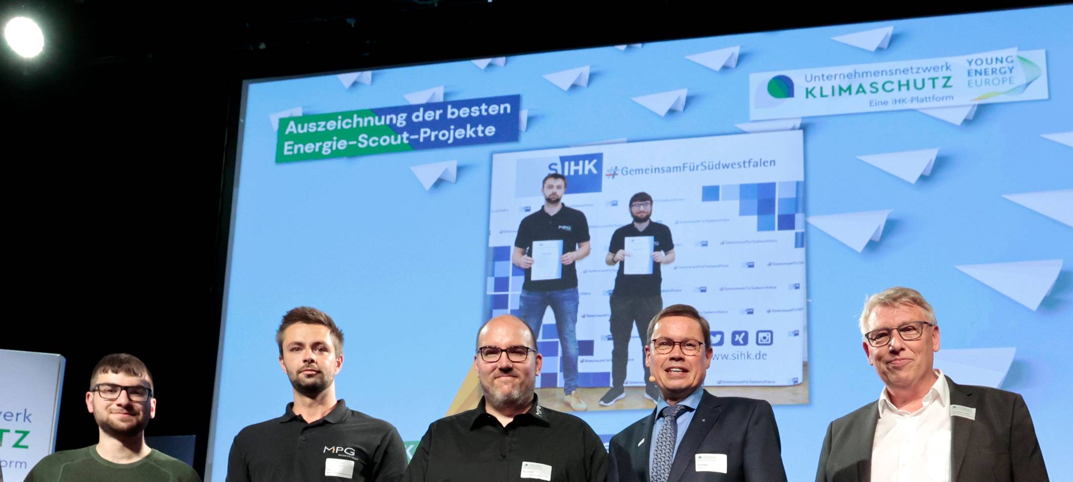 Die Mendener bekommen Urkunde überreicht.