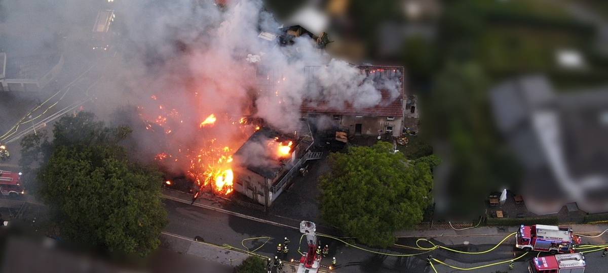 Brand in Iserlohn-Kesbern: Feuerwehr rückt ab, Straße geöffnet