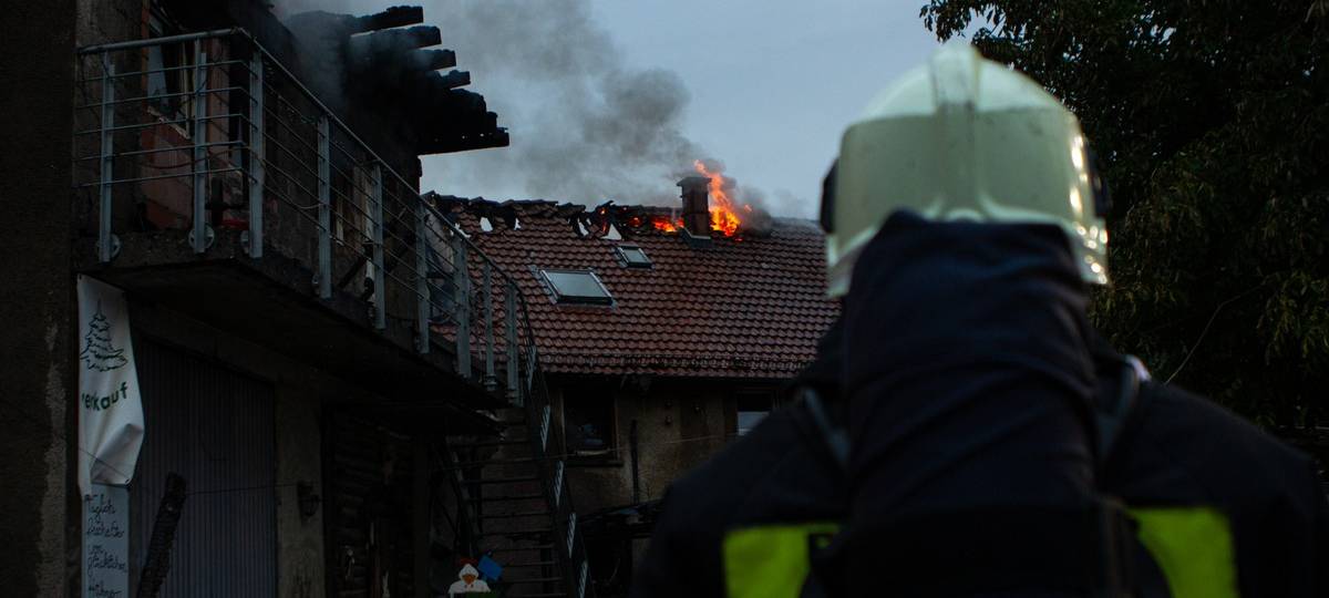 Brand in Iserlohn-Kesbern: Feuerwehr rückt ab, Straße geöffnet