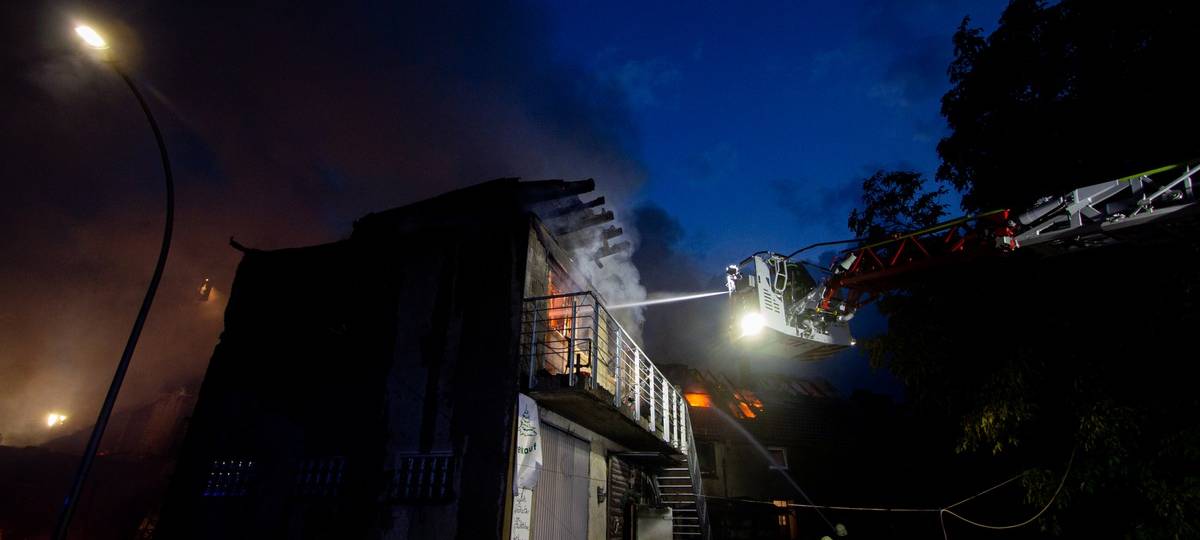 Brand in Iserlohn-Kesbern: Feuerwehr rückt ab, Straße geöffnet