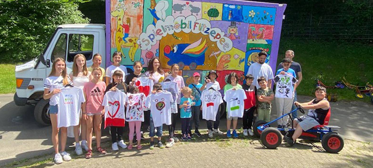 Viele Menschen stehen vor dem Spielmobil