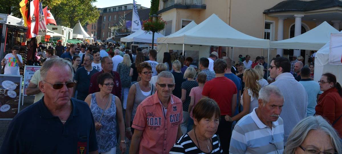 Viele Menschen laufen bei den Hemeraner Herbsttagen über das Gelände