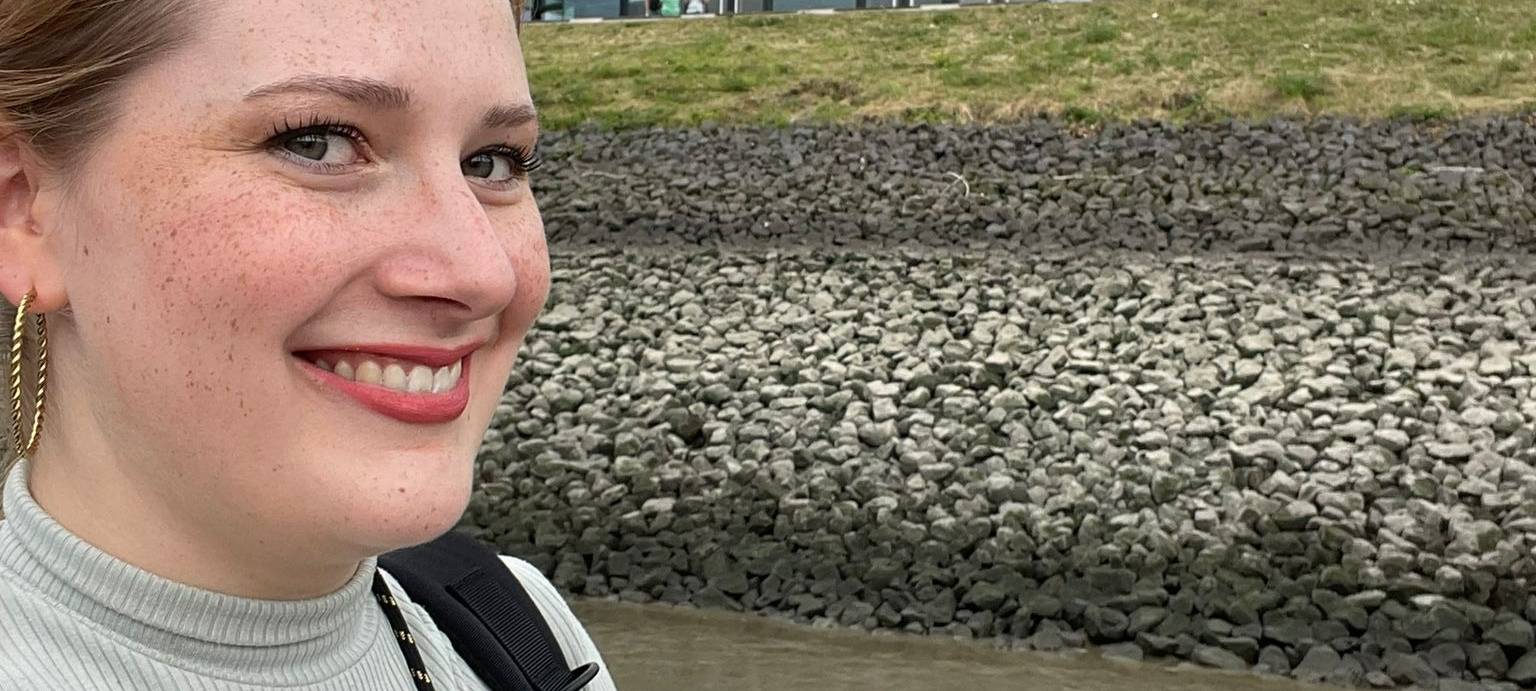 Hamburg-Reporterin vor der Halle vom Frozen-Musical.