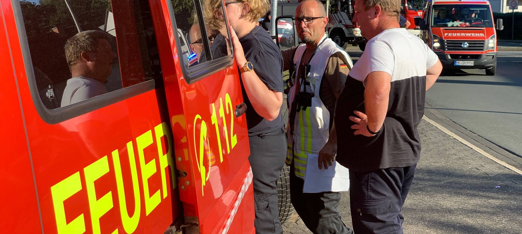 Glühende Bäume: Löscharbeiten in Plettenberg dauern an