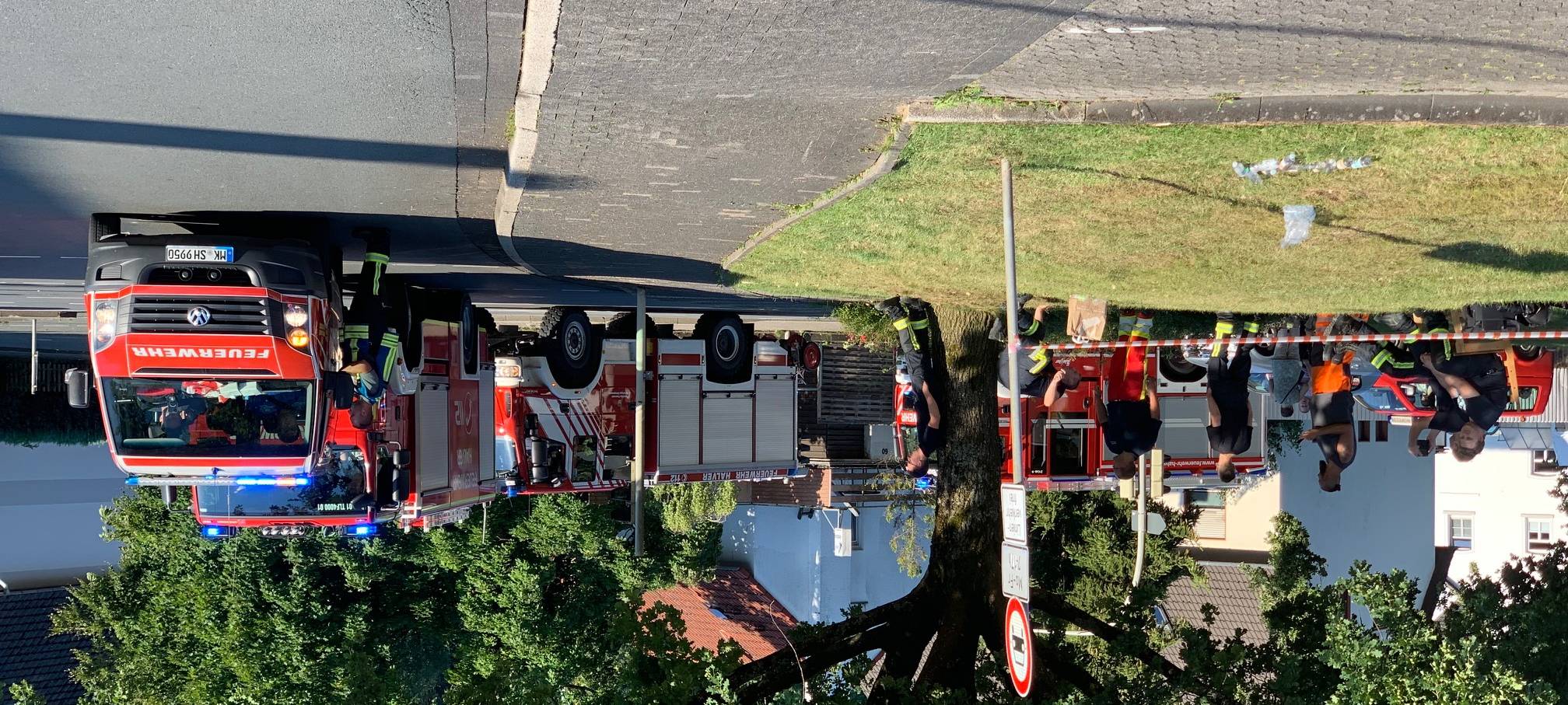 Glühende Bäume: Löscharbeiten in Plettenberg dauern an