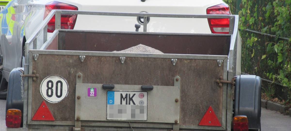 Polizei stoppt überladenen Anhänger