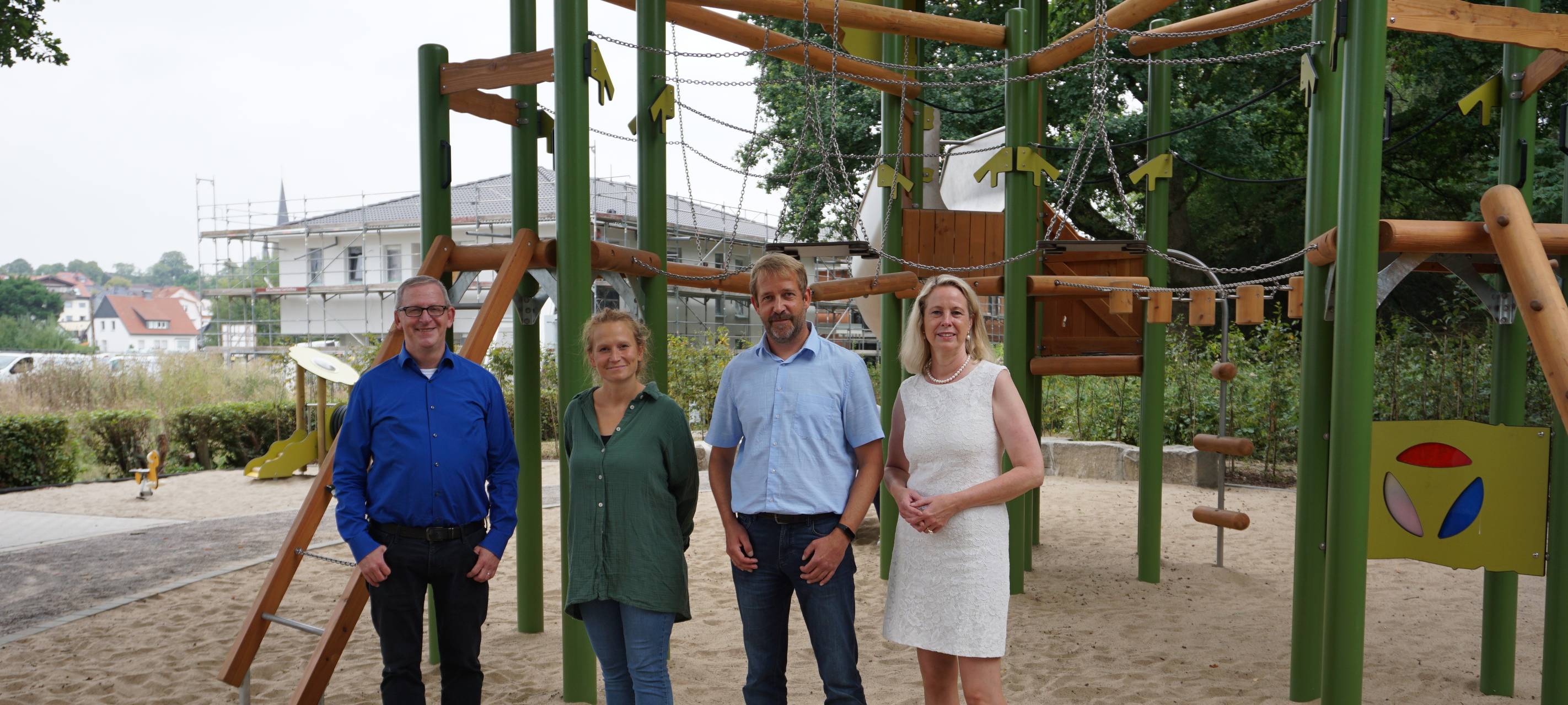 Vier Personen stehen vor dem großen Klettergerüst